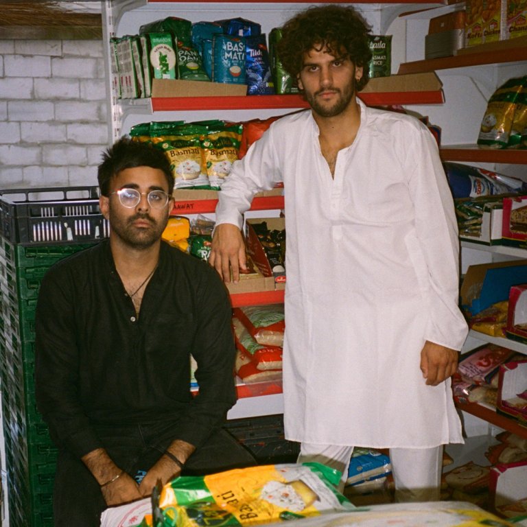 All India Stereo is een dj-duo bestaande uit Rumi en Farid. Ze mixen Zuid-Aziatische muziek met wereldwijde invloeden, voornamelijk funk, disco en percussie. Ze graven graag in de Indiase muziekarchieven om de rijke, coole klanken van hun erfgoed terug te brengen.