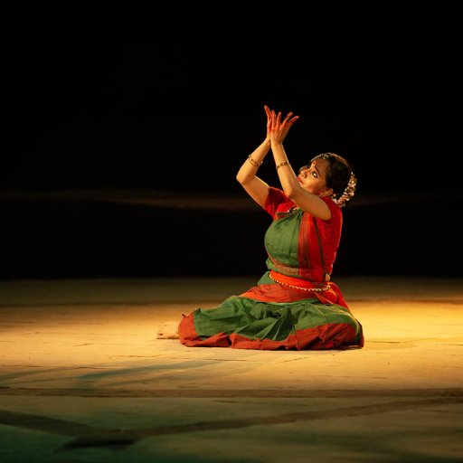 Het trio van Thudippu Dance Foundation geeft een <b>vechtsportdemonstratie</b> gevolgd door een <b>workshop</b> waarbij het publiek de principes van Kalaripayattu kan ervaren. De workshop ‘Introduction to Dance and Kalaripayattu: Exploring Movement for Awareness and Self-Expression’ richt zich op de samensmelting van dans en de oude vechtsport Kalaripayattu.