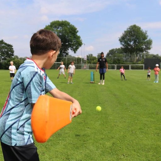 De Koninklijke Nederlandse Cricket Vereniging (KNCB) organiseert diverse <b>cricketworkshops</b> en -<b>spelletjes</b> op LaLaLand. Er wordt meerdere keren per dag een clinic georganiseerd voor kinderen en gezinnen. Daarnaast zijn er het hele weekend cricketspellen zoals zandzakkenwerpen (voor coördinatie en regie). Ook is er een meet & greet met een bekende cricketspeler en worden de ins & outs van het cricketspel besproken. 