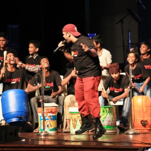 Samen met LaLaLand-bezoekers maakt Dharavi Rocks instrumenten op het festival. Vervolgens kan iedereen met de instrumenten in een <b>drumcircle</b> meedoen. Dharavi Rocks geeft een introductie over verschillende Westerse en Indiase ritmes en een ‘call and respond’ interactie met het LaLaLand publiek. Lekker ongedwongen samen drummen en/of dansen!