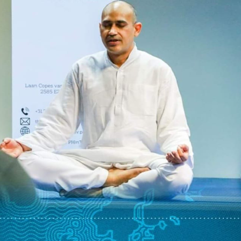 Prof (Dr) <b>Ankesh Singh</b> is gecertificeerd yogaprofessional door de kwaliteitsraad van India. Hij is de eerste geregistreerde doctor in de natuurgeneeskunde en yogawetenschappen in Rajasthan onder de leiding van de Indiase geneeskunde en benoemd tot eerste decaan van de faculteit Yoga en natuurgeneeskunde aan de Rajasthan Ayurved University. Ankesh Singh werkt momenteel vanuit Den Haag.