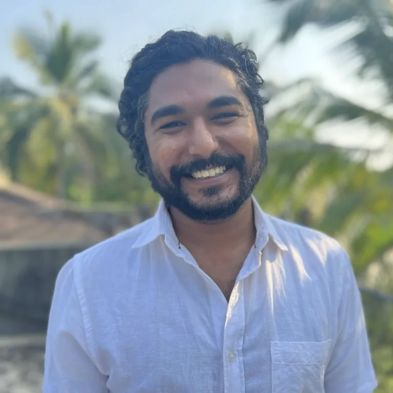 Een stem, één toon, volledige aanwezigheid. In deze meditatieve workshop leidt Hasan Shahrukh je naar de essentie van Hindoestaanse zang: het vinden van je Sa. Door nauwkeurige afstemming op de tanpura en bewustwording van klank in het lichaam, verbind je techniek met stilte. Een innerlijke reis voor zowel stem als geest.