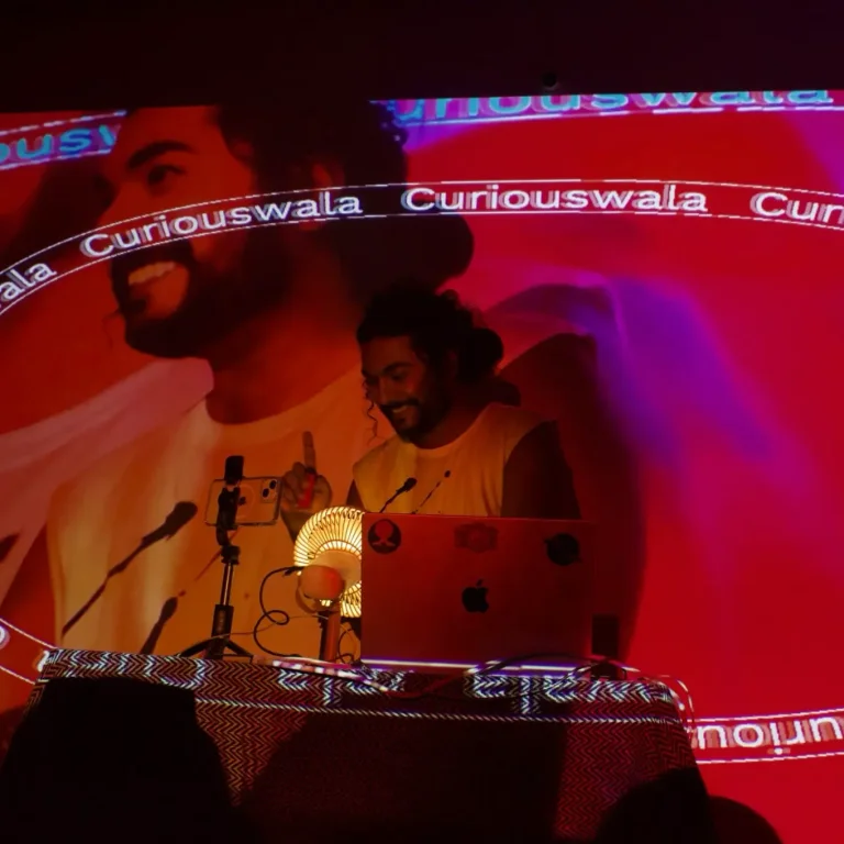 Een reis door de ziel van India: met Harmonic Heritage brengt Hasan Shahrukh een hypnotiserende mix van klassiek, folk, elektronica en poëtische soundscapes. Geïnspireerd door Sufi-tradities en dagelijkse klanken, nodigt deze performance je uit om te voelen, bewegen en verbinden — op beide dagen.