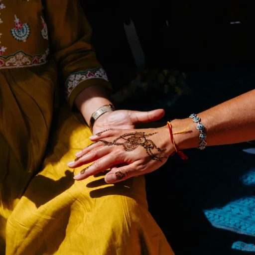 Ontdek de kunst van henna! In deze creatieve workshop leer je van kunstenares Sorcha hoe je prachtige henna-patronen aanbrengt op huid én stof. Laat je inspireren door Indiase traditie en maak jouw eigen tijdelijke tattoo of versier een doek met sierlijke designs.