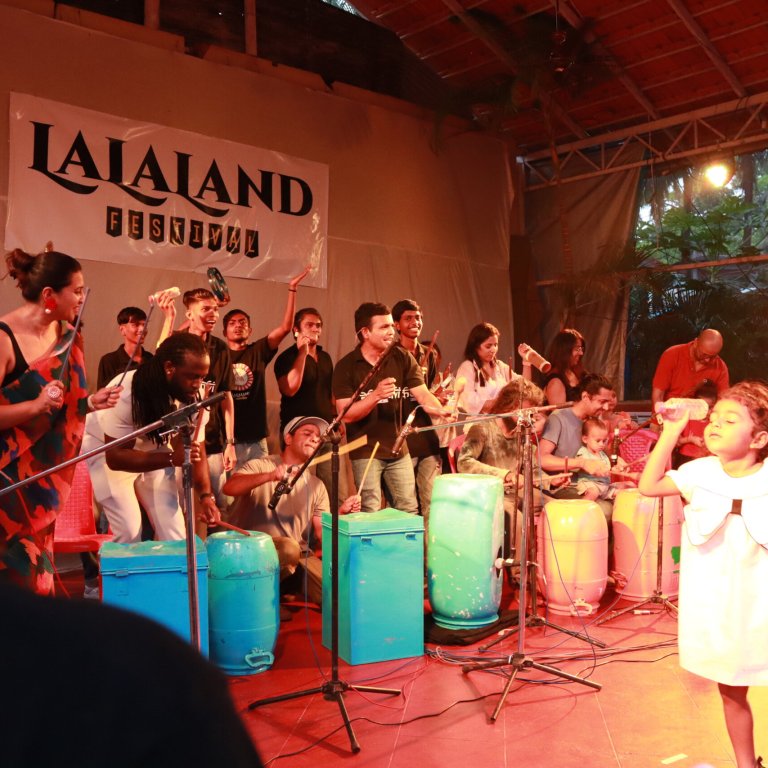 De band <b>Dharavi Rocks</b> uit de sloppenwijk Dharavi in Mumbai bestaat sinds 2010 en is oorspronkelijk opgericht om de boodschap van recycling en afvalbeheer te verspreiden. De bandleden maken instrumenten van het verzamelde afval, zoals blauwe tonnen, verfblikken, stokken, flessen, metalen doppen. Dharavi Rocks brengt een veelzijdigheid aan genres zoals percussie, rap, hip-hop, beatboxing en calypso maar ook Indiase klassieke en volksmuziek. Het is de eerste keer dat Dharavi Rocks naar Nederland komt.