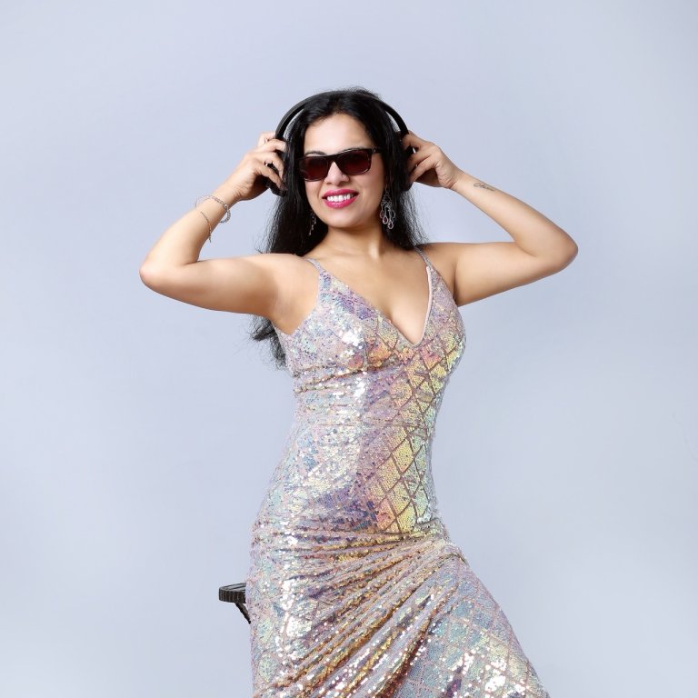 <b>Mousami Gupta,</b> professioneel bekend als <b> DJ-Mous</b>, is een in Amsterdam gevestigde DJ. Ze begon haar dj-carrière tijdens de pandemie en werd binnen de kortste keren populair. In 2023 werd ze genomineerd als een top 100 vrouwelijke dj wereldwijd. Haar passie voor muziek omvat het spelen van de dhol en het lesgeven en internationaal optreden in een breed scala aan stijlen, zoals Kathak, Bharatnatyam, Bollywood en Rajasthani volksdansen. DJ Mous brengt een Bollywood set naar LaLaLand Festival.