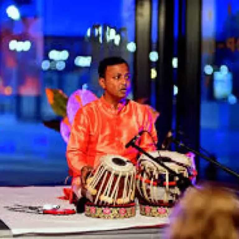 Imran Khan is een jonge zeer talentvolle tabla speler uit Delhi, afkomstig uit een traditionele familie van muzikanten en de kleinzoon van de grote meester Ustad Faiyaz Khan. Imran Khan speelt Tabla sinds hij 7 jaar oud was. Zijn specialiteit is zacht en zoet spel, met een heldere en warme toonkwaliteit. Imran Khan heeft vele artiesten begeleid in zowel India als internationaal op tournee op prestigieuze festivals en vele podia.