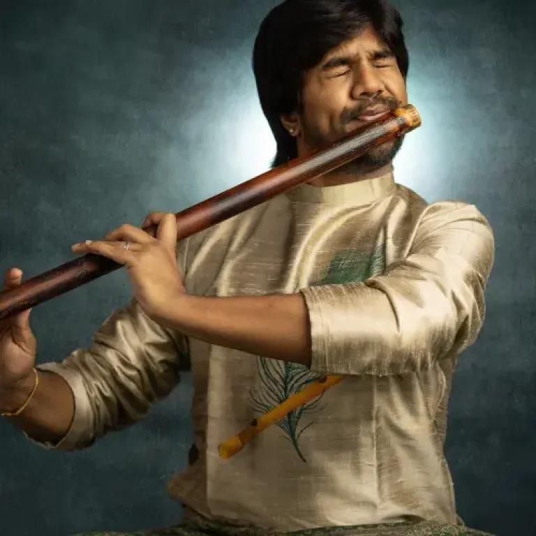 De wonderbaarlijke Indiase Bamboe Fluitist J.A.Jayant samen met zijn fantastische ensemble neemt je mee op een reis van verschillende Ragas en melodieën uit Zuid-India die verschillende stemmingen uitbeelden. Met een uitzonderlijke beheersing van zijn instrument en een pakkende fluitklank zal Jayant een Karnatisch instrumentaal recital presenteren met ingewikkelde ritmische patronen, vocale gezangen en een meditatieve betovering met zijn basfluiten. Het fluitkwartet van J.A.Jayant met R. Priyamvadaa, K. Swaminathan en N.Rajaram, brengt ‘The Art of Indian Bamboo Flute’ naar LaLaLand.