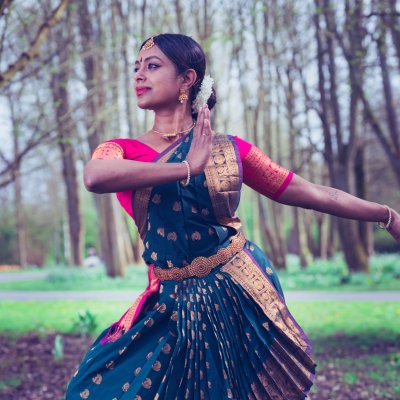 Danseres en choreograaf <b>Jane Manjeeram</b> zet zich al haar dansleven in voor de <b>kuchipudi</b>, een van acht klassieke Indiase religieuze dansvormen. Kuchipudi wordt beschreven in de Sanskriet-tekst Natya Shastra, een verhandeling over de podiumkunsten uit circa 200 voor Christus die onder andere de basisstappen, de expressie en de g