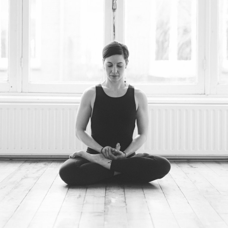 Van Shava Yoga is <b>Bianka Duka</b> hier bij ons om haar liefde voor yogafilosofie, devotioneel zingen en het bewegen van je tempel, die we het menselijk lichaam noemen, te delen.  Doe mee met haar Jivamukti-les en laten we bewegen en pulseren als één. Alle niveaus zijn welkom want we zijn allemaal één en niemand wordt buitengesloten.