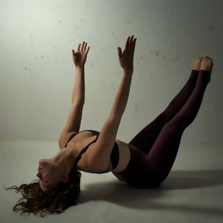 Ruigoordbewoner Leila van Wetten combineert yoga, dans, theater en coaching in speelse sessies die je lijf wakker maken en je geest laten zweven. Ze volgde opleidingen in Rishikesh en Goa, en ontwikkelde haar eigen stijl waarin expressie, verbinding en vrijheid centraal staan. Stap in haar ‘Spiritual Space Shuttle’ — een uur lang bewegen, ervaren en genieten. We starten op onze yogamat, maar eindigen in vrije flow. Voor alle leeftijden en lichamen. Trek laagjes aan, want we gaan los! 