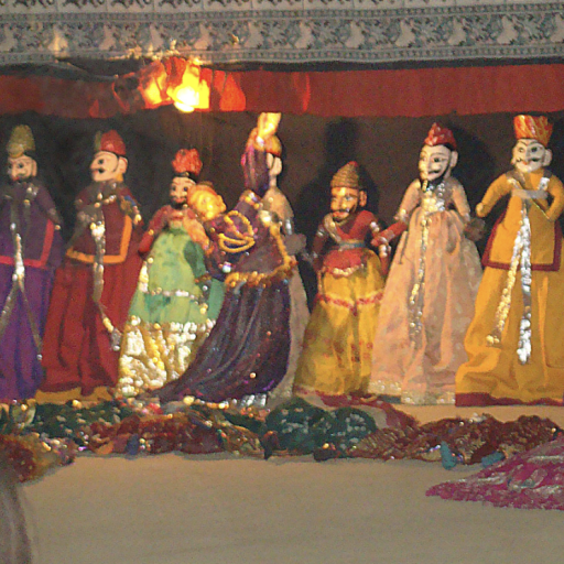 Recht uit Jaipur, Rajasthan komt deze meester-poppenspeler Ravi Bhatt naar LaLaLand! Laat je betoveren door een traditionele poppenshow vol kleurrijke poppen, Indiase muziek en een eeuwenoude liefdeslegende van een Indiase koning. Een unieke kans om de magie van Rajasthan van dichtbij te beleven!