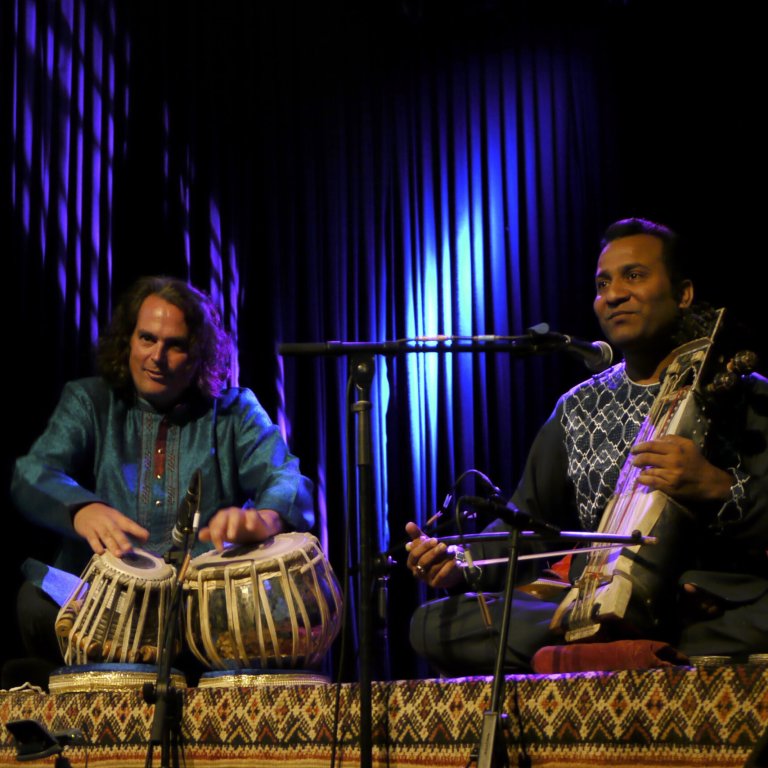 Dit soulvolle duo maakt een reis door de betoverende klanken van klassieke Indiase muziek. <b>Sabir Khan</b> en <b>Heiko Dijker</b> presenteren samen een prachtig programma klassieke Indiase raga's, een mooi gesprek van melodie & ritme. Sabir Khan, geboren in Jodhpur, staat bekend om zijn sublieme beheersing van de sarangi. Het spel van de Amsterdamse tablaspeler Heiko Dijker wordt gekenmerkt door enthousiasme en energie, diepgang en ritmische poëzie.
Op LaLaLand begeleidt Heiko ook de fluitzusters Debopriya & Suschismita Chatterjee.