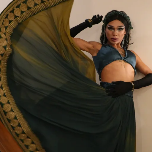 Een vurige fusie van Bollywood-glamour en burlesque-tease, waar Indiase gratie en Westerse sass elkaar vinden in een betoverende dans. Met BOLESQUE brengen SalAura en Eve Fatale niet alleen show, maar ook een boodschap: in een verdeelde wereld spreekt kunst de taal van hoop, eenheid en bevrijding. Kom dansen. Kom voelen. Kom helen.