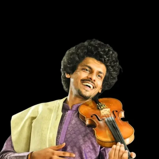 In Yoga Raga verbindt Sumanth Manjunath Indiase raga’s met de chakra’s. Elke raga is afgestemd op adem, emotie en bewustzijn. Een meditatief concert voor yogi’s en liefhebbers van diepe muzikale beleving — in harmonie met lichaam en ziel.