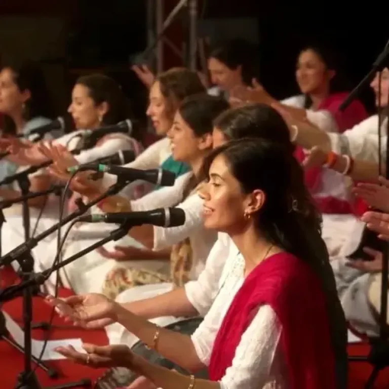 The International Qawwali Sisters is een uniek soefi-muziekcollectief bestaande uit meer dan 20 vrouwen van verschillende nationaliteiten, verbonden door hun toewijding aan een hogere kracht via de spirituele kunst van Qawwali. Met betoverende optredens en aanstekelijke energie creëren zij een diepgaande muzikale ervaring die grenzen en culturen overstijgt. Dit buitengewone ensemble maakt een bijzondere reis naar Nederland om op te treden tijdens het LaLaLand Festival. Ze brengen hun zielroerende melodieën en onweerstaanbare podiumenergie mee om het publiek te betoveren in een sfeer van verbinding, vreugde en eenheid.