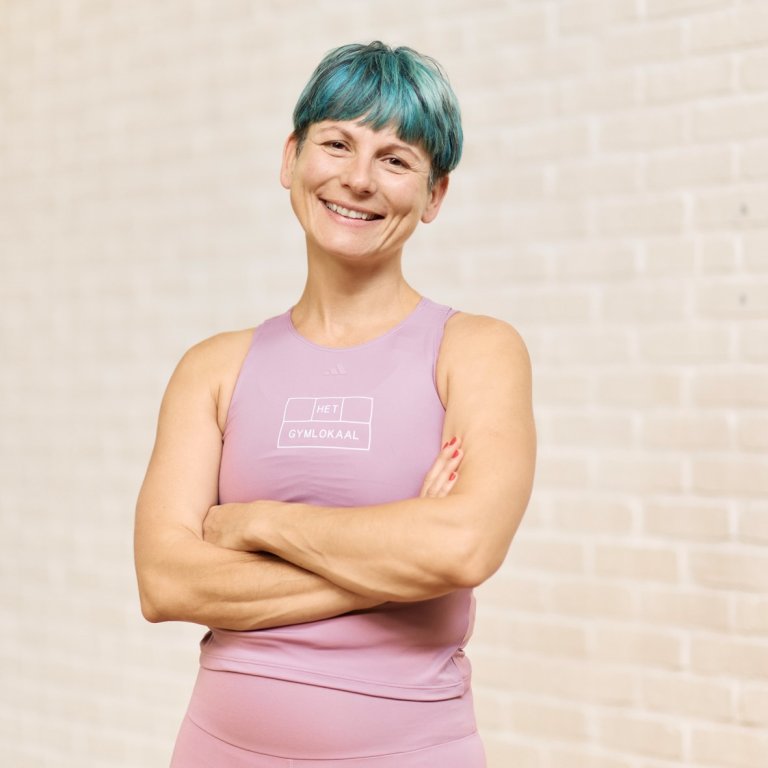 <b>Tina Rumenović,</b> geboren in Kroatië, beoefende verschillende dynamische yogastijlen, maar werd verliefd op de <b>Ashtanga</b> yogamethode. Ze is sinds 2014 een toegewijde Ashtanga yogabeoefenaar en -leraar en beoefent haar dagelijkse beoefening nu al bijna 10 jaar. In februari 2024 was ze in Mysore, India, om te oefenen aan de bron van Ashtanga, met Sharath Jois, de belangrijkste autoriteit in Ashtanga yoga. Een reis die zeer diepgaande ervaring was.