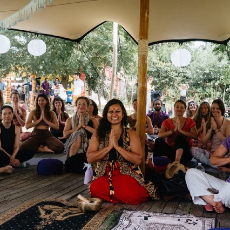 <b>Tritha & Friends</b> is met 'Shakti op zoek naar Shiva' een unieke voorstelling: een reis van Indiase traditionele muziek naar een modern hedendaags geluid. Van een puur Indiaas gebed met haar Tibetaanse kom, naar raga liedjes vanaf haar loopstation en liedjes met haar gitaar. Tritha Sinha werkt samen met 4 Nederlandse muzikanten: Layba Diawara (Nijmegen) op Kora Afrikaanse harp, Bintang (Rotterdam) op handpan/tabla, Devi Naga (Amsterdam) als performing artist, Lena (Amsterdam) op keyboards en zang.