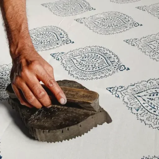 Blokdruk is een Indiase textieltechniek uit Rajasthan en Gujarat. De techniek maakt gebruik van natuurlijke kleurstoffen en weerspiegelt een eeuwenoud artistiek erfgoed. Handgesneden houten blokken worden gebruikt om patronen op stof te stempelen. In onze workshop van Madhavi Madi leer je de basis van dit eeuwenoude ambacht en kun je zelf aan de slag met je eigen creaties. Alle materialen zijn aanwezig. Geschikt voor zowel volwassenen als kinderen.