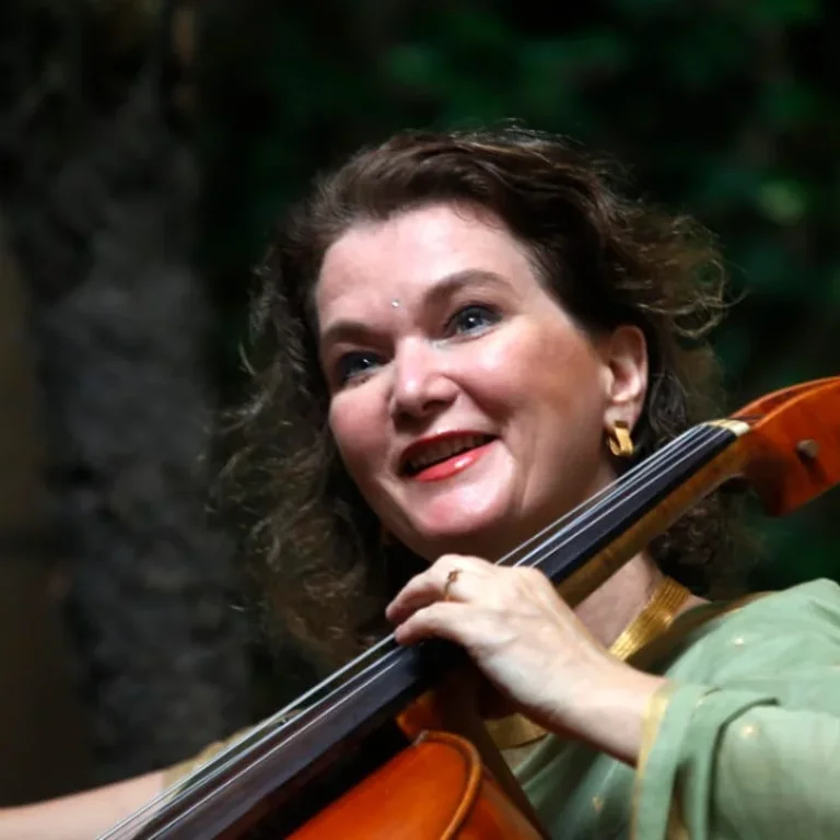 Celliste Saskia Rao-de Haas neemt kinderen mee op avontuur met ‘Suraya in het land van de raga’s’. In dit interactieve concert ontdekken jonge luisteraars de kracht van muziek en verbeelding door mee te reizen met het meisje ‘Suraya’ die door de magische wereld van Indiase raga’s reist.